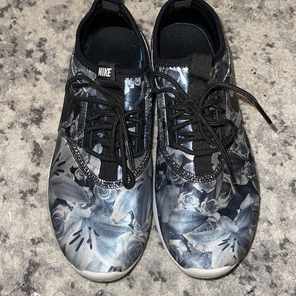 Nike Juvenate floral shoes - Picture 2 of 7